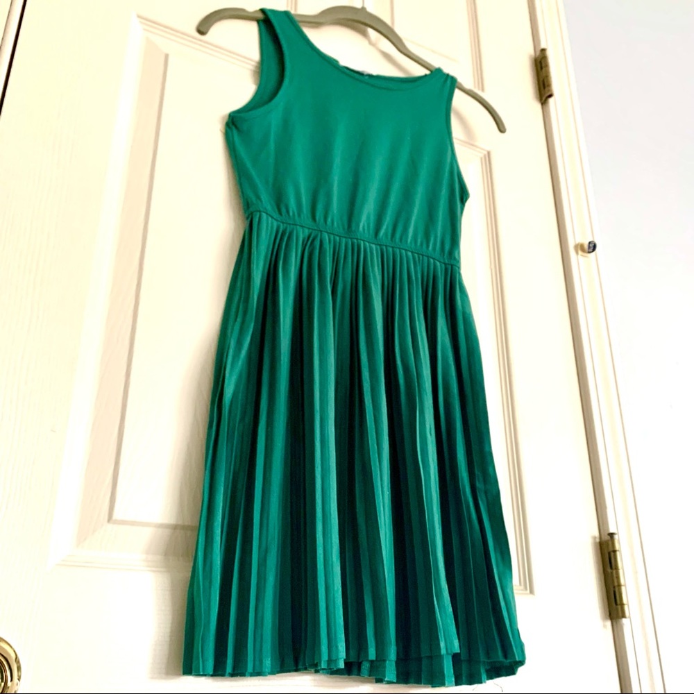 Sleeveless dress with pleated skirt